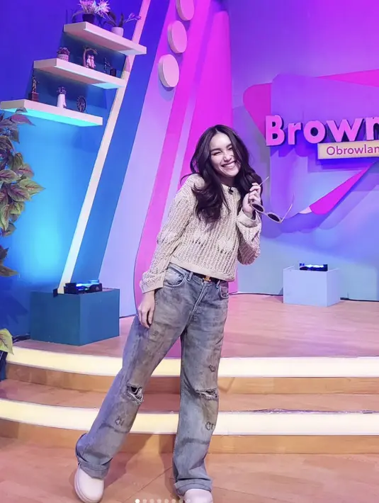 Ayu Ting Ting juga terlihat begitu memukau dengan gaya berdenim yang dikenakannya. [Foto: Instagram/ Ayu Ting Ting]