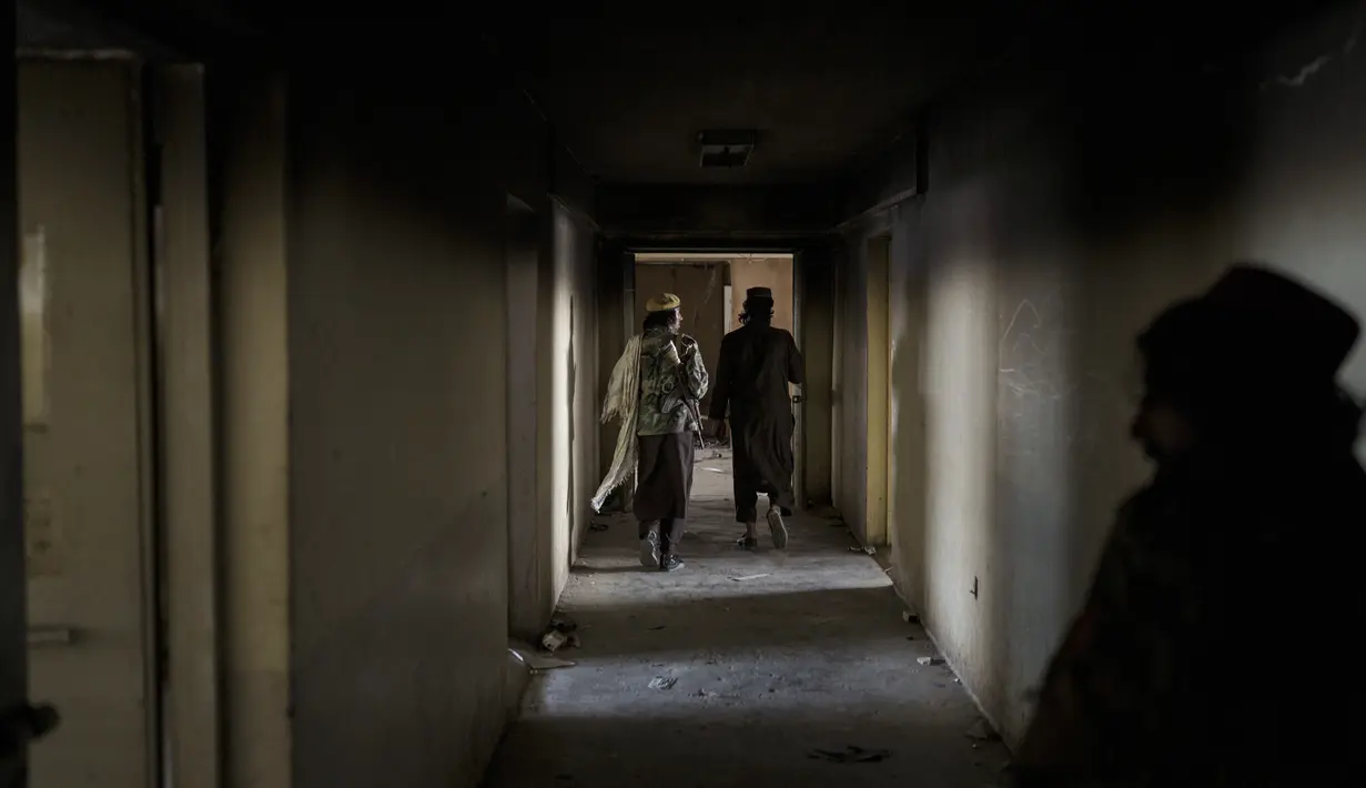 Pasukan Taliban berjalan menyusuri penjara Pul-e-Charkhi di Kabul, Afghanistan, Senin (13/9/2021). Pul-e-Charkhi sebelumnya adalah penjara utama pemerintah Afghanistan untuk menahan anggota Taliban yang ditangkap. (AP Photo/Felipe Dana)