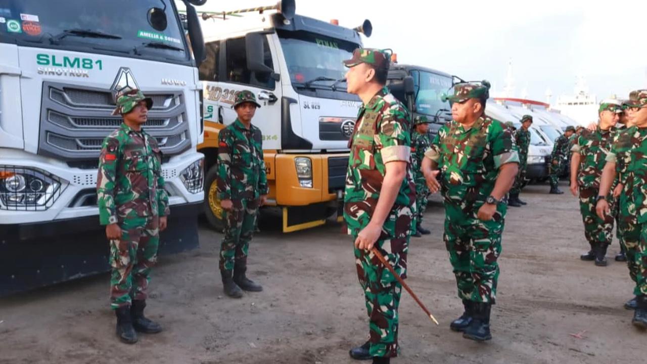 Kapal ADRI LIII yang mengangkut Alat Material Zeni (Almatzi) tiba di pelabuhan belawan sumatra utara