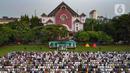 Umat muslim melaksanakan Salat Idul Adha 1445 Hijriah di Lapangan Lembaga Cornelis Chastelein depan Gereja Bethel Indonesia, Depok, Jawa Barat, Senin (17/6/2024). (merdeka.com/Arie Basuki)
