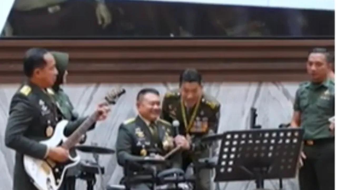 Aksi para pemimpin TNI itu mendapat pujian dari warganet. Netizen memuji Jenderal Dudung dan Letjen Agung berjiwa seni dan bertalenta memainkan alat-alat musik.<br>