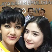 Kasus foto tanapa busana yang menimpa Prilly Latuconsina mengundang prihatin Julia Perez. Sebagai bentuk dukungan, Julia Perez ikut mendatangi Polda Metro Jaya pada Jumat, 31/7/2015. (Photo: Instagram)