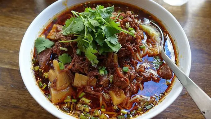 Soto daging mie/copyright The Spruce