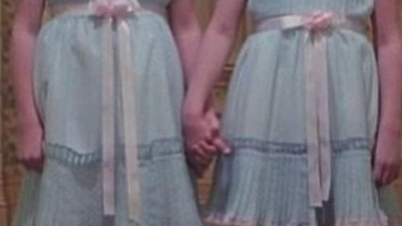 Inilah sosok Si kembar dari keluarga Grady di film The Shining. Tokoh ini diperankan oleh Lisa dan Louise Burns.&nbsp;