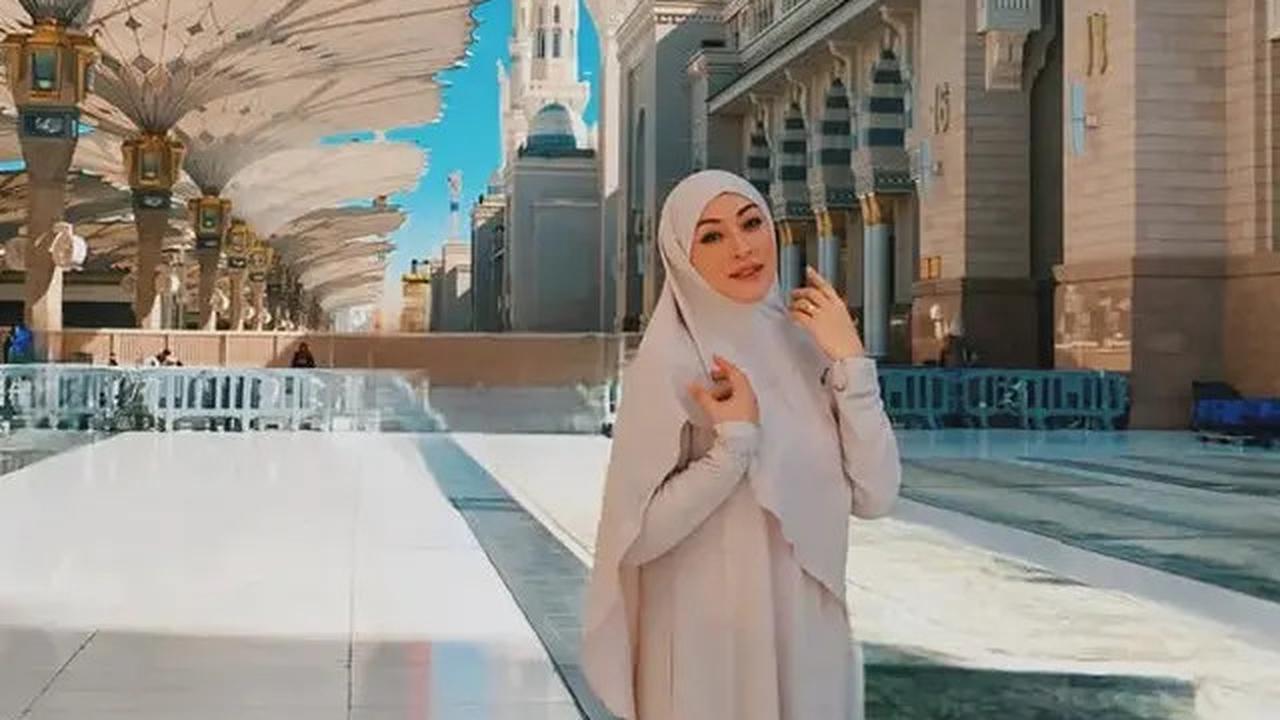 8 Tampilan Artis Pilih Laksanakan Umrah di Penghujung Tahun 2024, Ayu Ting Ting, Maudy Koesnaedi, hingga Tasya Kamila