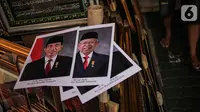 Poster Presiden Joko Widodo dan Wakil Presiden terpilih Ma'ruf Amin yang dijualnya di Pasar Baru, Jakarta, Rabu (16/10/2019). Menjelang pelantikan presiden, foto pasangan Jokowi-Ma'ruf Amin mulaih dijual ke pasar umum. (Liputan6.com/Faizal Fanani)