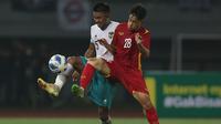 Pemain Timnas Indonesia U-19, Kakang Rudianto (kiri) berebut bola dengan pemain Timnas Vietnam U-19, Nguyen Gian Tan saat laga Grup A Piala AFF U-19 2022 antara Timnas Indonesia U-19 melawan Timnas Vietnam U-19 di Stadion Patriot Candrabhaga, Bekasi, Jawa Barat, Sabtu (02/07/2022). (Bola.com/Ikhwan Yanuar)