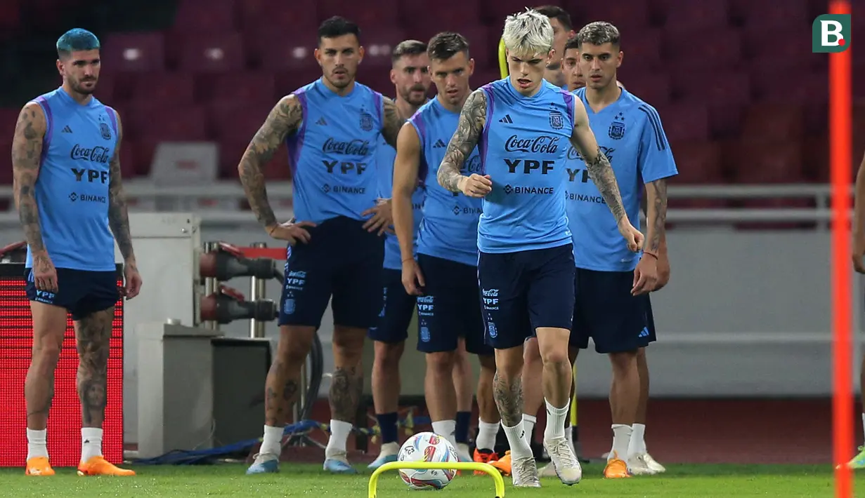 <p>Sejumlah pemain Timnas Argentina memperhatikan rekan satu timnya, Alejandro Garnacho, saat sesi latihan resmi menjelang laga FIFA Matchday melawan Timnas Indonesia di Stadion Utama Gelora Bung Karno (SUGBK), Jakarta, Minggu (18/06/2023). (Bola.com/Bagaskara Lazuardi)</p>