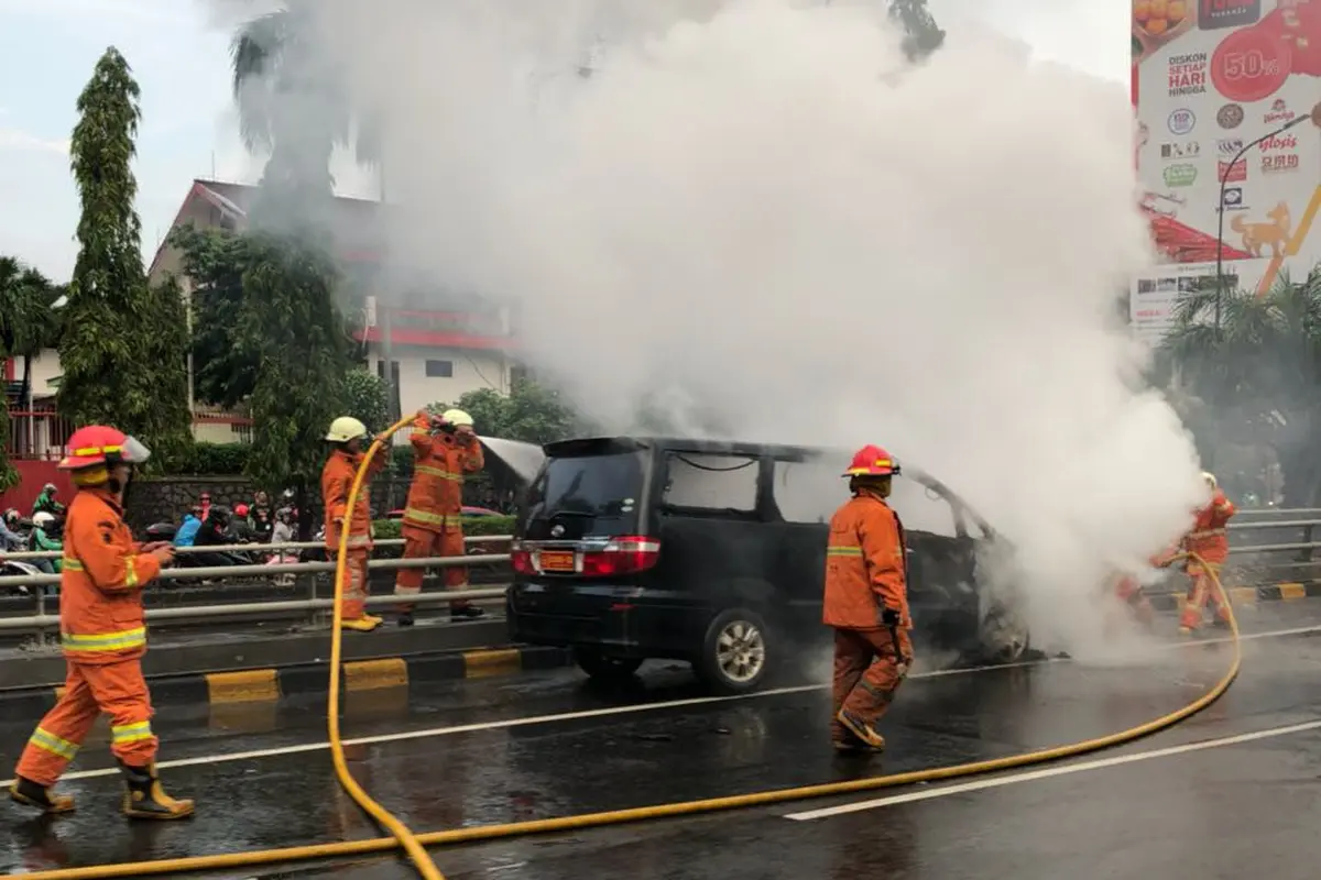 Mobil Alphard terbakar
