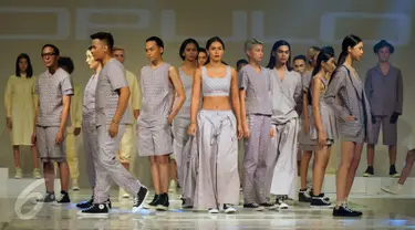 Sejumlah Model membawakan busana Populo Batik karya Desainer Bai Soemarlono dan Joseph Lim pada Fashion Show yang di selenggarakan di Senayan City, Jumat Malam, (3/6). Para model membawakan Busana Batik yang modern. (Liputan6.com/Johan Tallo)