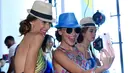 Dua model berselfie bersama usai didandani di belakang panggung jelang tampil dalam Peragaan Busana Renang, Art Hearts Fashion Miami Swim Week di Collins Park, Miami, Florida, (14/7). (Arun Nevader/Getty Images Seni Hati Mode/AFP)
