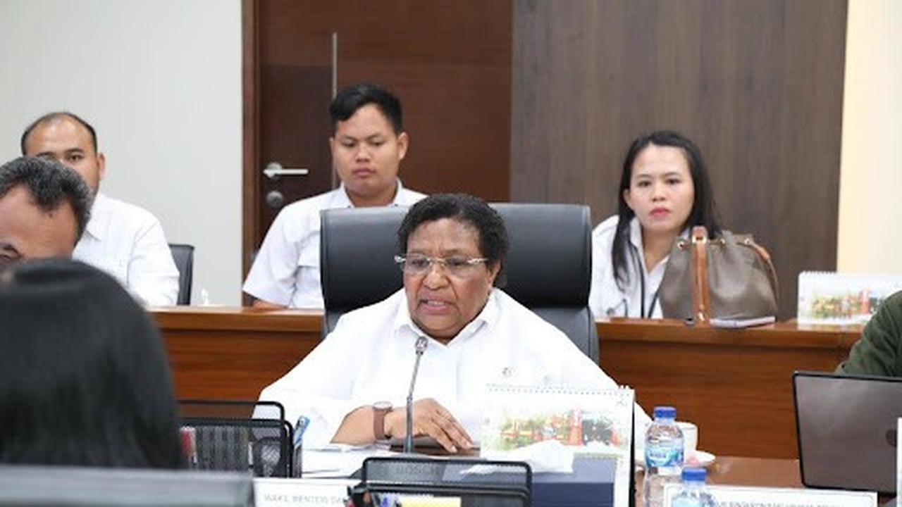 Wamendagri Ribka Haluk Ribka saat menghadiri Rapat Koordinasi bersama Wamen PU Diana Kusumastuti