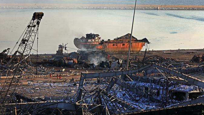Sebuah kapal besar yang hancur setelah ledakan besar di pelabuhan Kota Beirut, Lebanon (5/8/2020). Dua ledakan besar melanda pelabuhan Beirut, menewaskan sedikitnya 78 orang dan ribuan luka-luka. (AFP Photo/Anwar Amro)