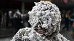 Warga bermain dengan busa, bedak, dan cat hitam selama Black Day atau Hari Hitam di Pasto, Kolombia, (5/1). Hari Hitam merupakan bagian dari karnaval orang kulit hitam dan kulit putih. (LUIS ROBAYO/AFP)