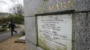 Kerusakan permukaan marmer yang menandakan persemayaman Bapak Komunis, Karl Marx  di Pemakaman Highgate, London, Selasa (5/2). Menurut laporan, pelaku pengrusakan diduga menggunakan palu merusak tulisan nama Karl Marx di atas marmer. (Tolga AKMEN/AFP)