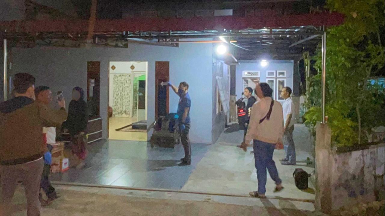 Guru Tewas di Kamar Rumah Diduga Ditusuk Tetangga, Ayah Terluka Dilarikan ke Rumah Sakit
