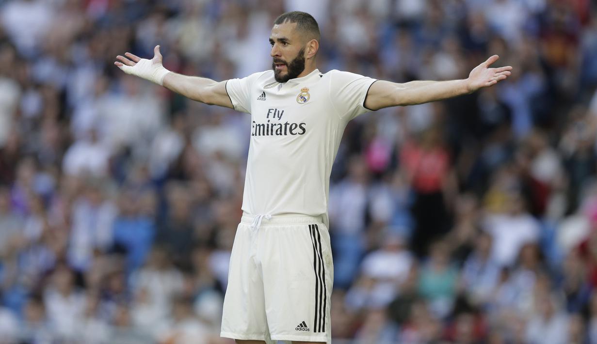 Striker Real Madrid, Karim Benzema, saat melawan Celta Vigo pada laga La Liga 2019 di Stadion Santiago Bernabeu, Sabtu (16/3). Real Madrid menang 2-0 atas Celta Vigo. (AP/Paul White)