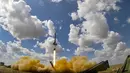 Sebuah roket diluncurkan dari sistem rudal di pangkalan militer Ashuluk, Rusia, 22 September 2020. Belarusia, Armenia, China, Pakistan, dan Myanmar akan ambil bagian dalam latihan tersebut. (Russian Defense Ministry Press Service via AP)
