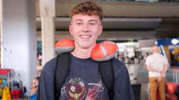 Pemain Timnas Selandia Baru U-17, Luke Supyk berpose di depan fotografer saat tiba di Terminal 3 Bandara Soekarno Hatta, Tangerang, Banten menjelang Piala Dunia U-17 2023 pada Jumat (03/11/2023). (Bola.com/Bagaskara Lazuardi)