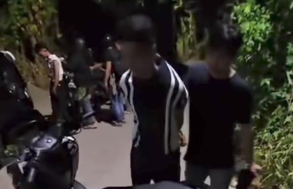 Tim Jatanras Polrestabes Makassar meringkus geng motor saat sedang melakukan Live TikTok. (tangkapan layar video).