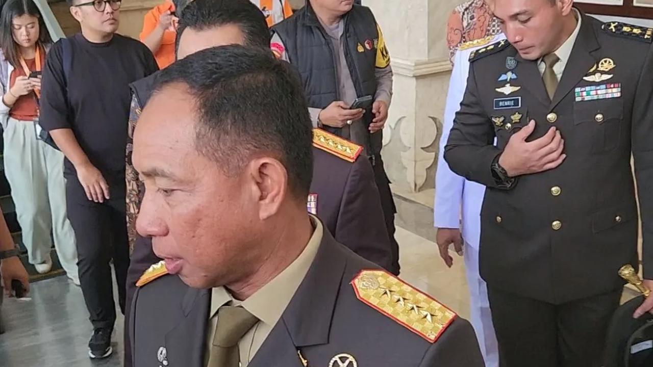Selain mendapat kenaikan pangkat, keluarga prajurit TNI yang gugur tersebut juga mendapatkan santunan.<br>