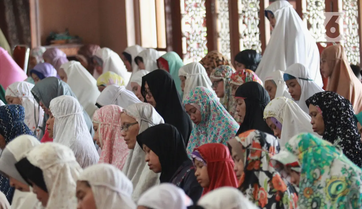 Umat Muslim melaksanakan salat Kusuf (salat gerhana matahari) di Masjid Raya Bani Umar, Tangsel, Banten, Kamis (26/12/2019). Salat sunnah gerhana ini dilakukan selepas zuhur berbarengan dengan terjadinya fenomena alam gerhana matahari cincin. (merdeka.com/Arie Basuki)
