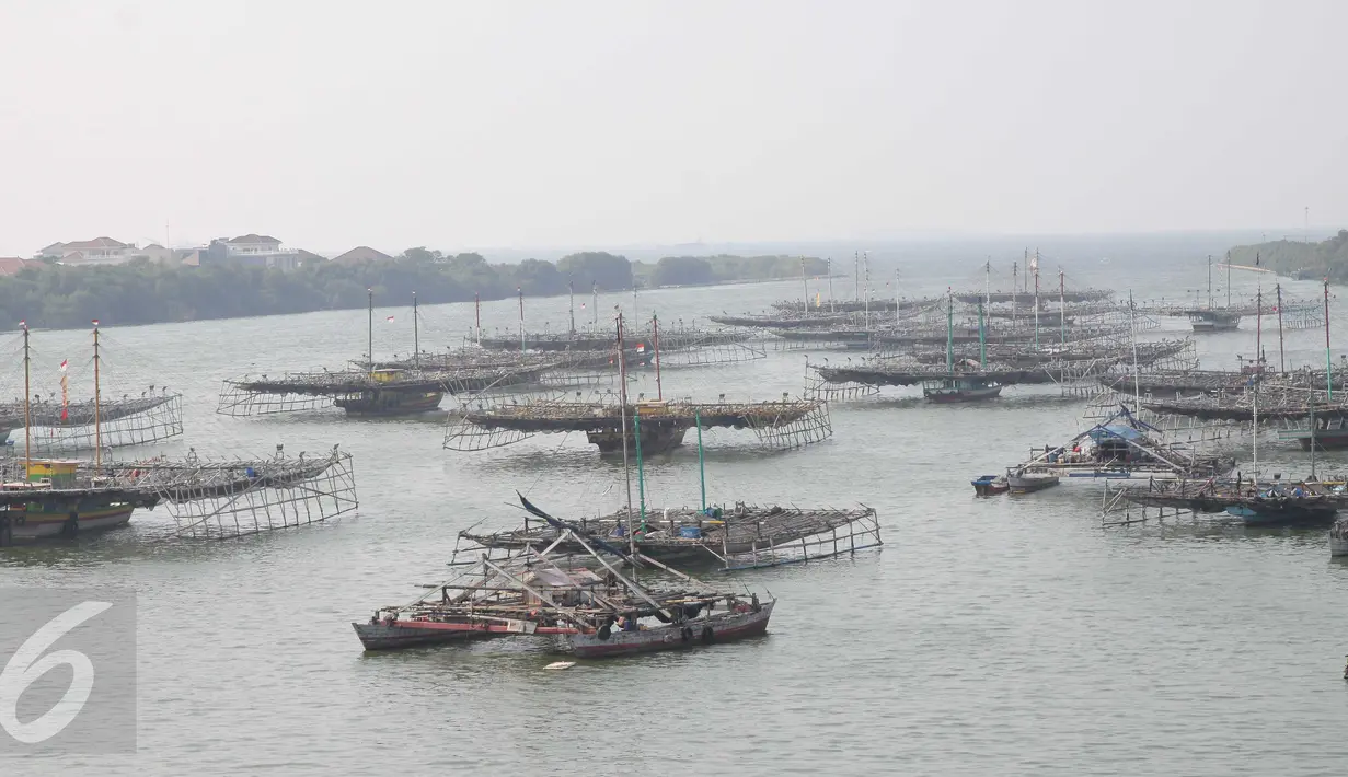 Sejumlah bagan penangkap ikan mengapung di Muara Baru, Jakarta, Rabu (25/11/2015). Metode aquaculture atau budidaya ikan ini nantinya akan menghasilkan ikan segar, bebas dari kontaminasi dan ramah lingkungan. (Liputan6.com/Angga Yuniar)