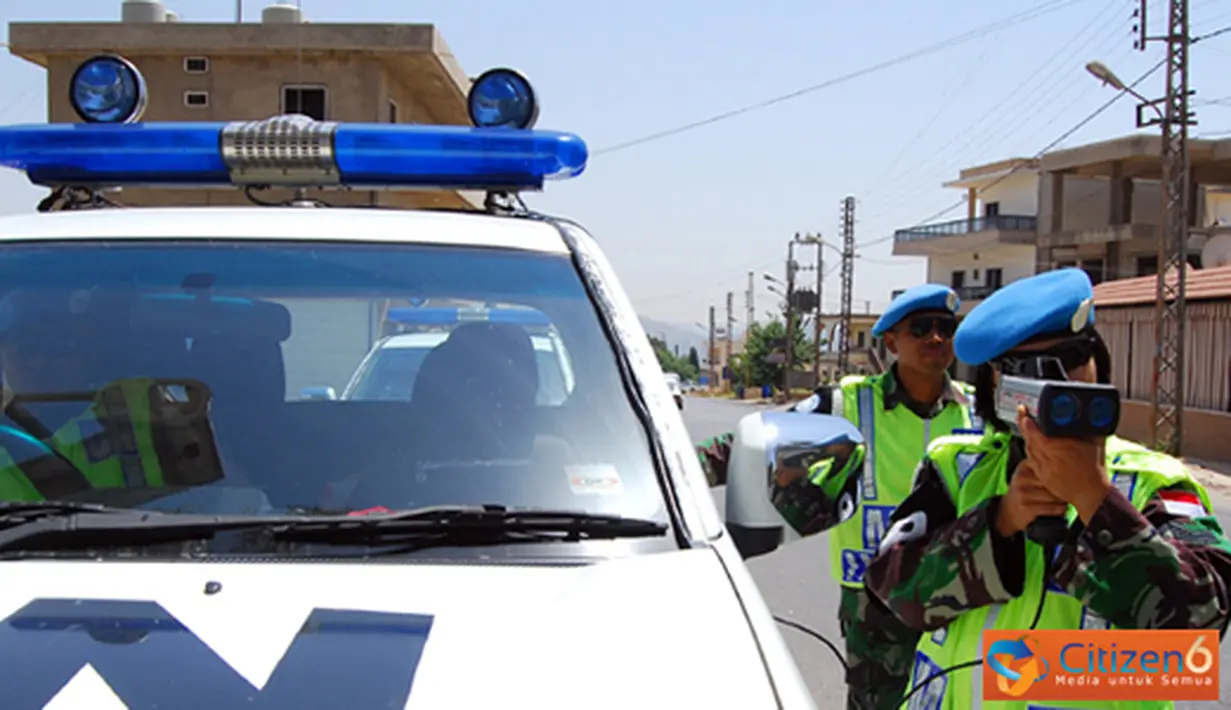 Citizen6, Lebanon: Sersan Kepala Netty melaksanakan Speed Gun pada titik yang telah ditentukan, untuk dilaporkan pada titik point berikutnya yang berjarak kurang lebih 1 Km. (Pengirim: Badarudin Bakri Badar).