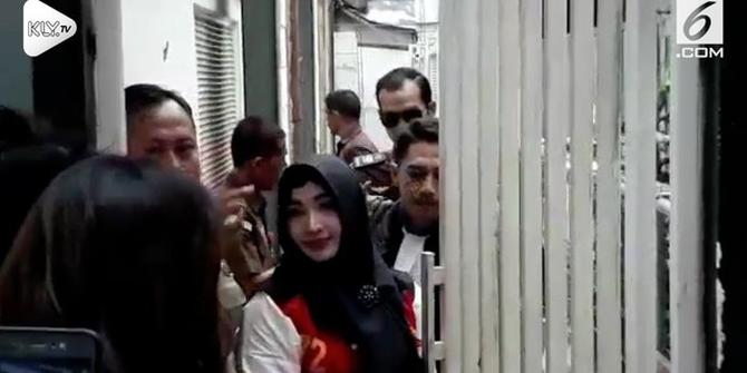 VIDEO: Roro Fitria Berhijab Jelang Sidang Putusan