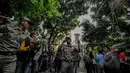 Petugas PLN dibantu Satpol PP menertibkan sambungan listrik liar di Johar Baru, Jakarta, Rabu (25/3/2015). Kegiatan itu untuk mengurangi saluran listrik ilegal dan mencegah kebakaran. (Liputan6.com/Faizal Fanani)