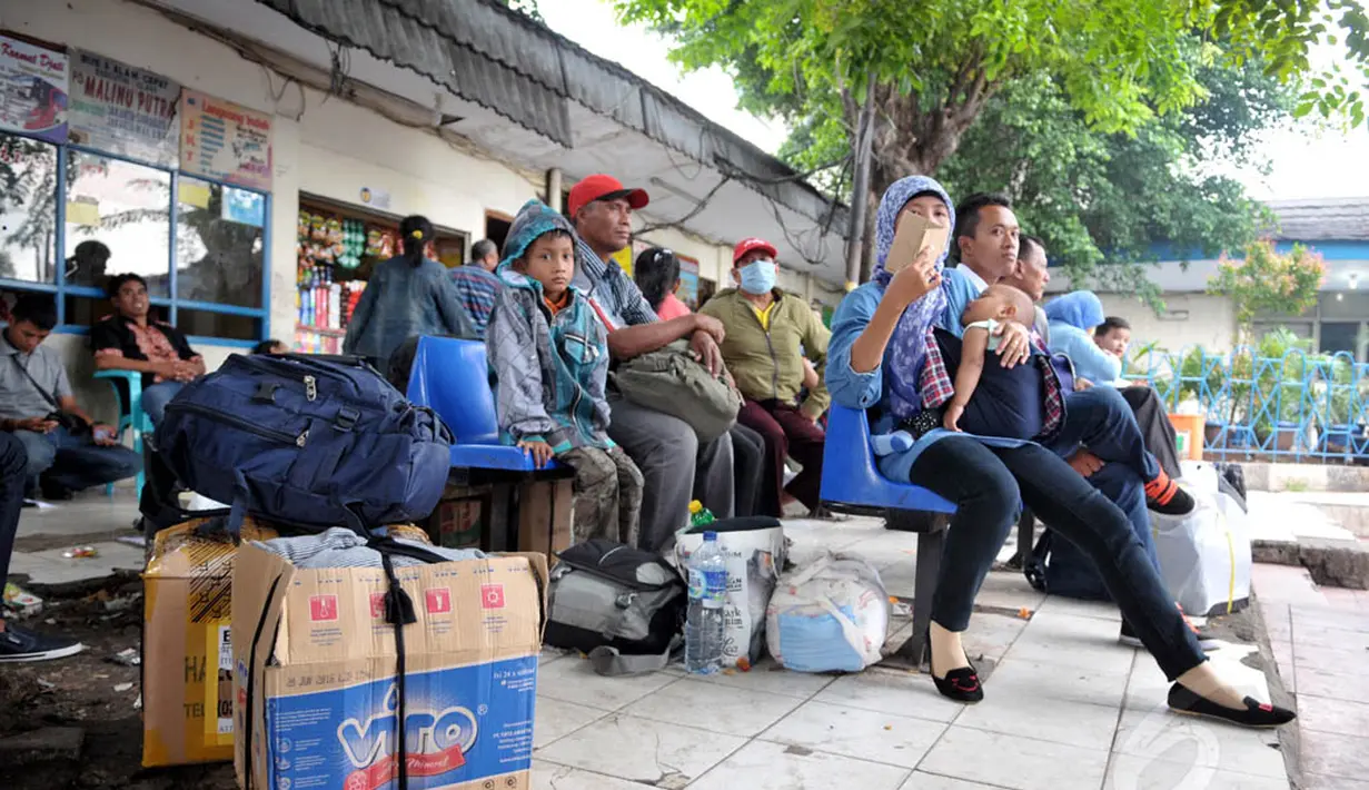 Sejumlah pemudik tampak menunggu bus yang akan memberangkatkan mereka ke kota tujuan, Jakarta, Rabu (23/7/14). (Liputan6.com/Panji Diksana)