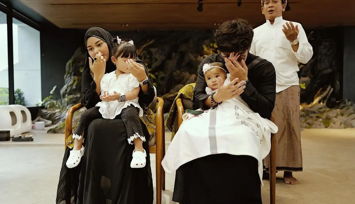 Sebelum berangkat, Atta Halilintar dan Aurel berpamitan dengan keluarga mereka. Di momen ini, keduanya tampil kompak mengenakan outfit serba hitam. [Foto: Instagram/attahalilintar]