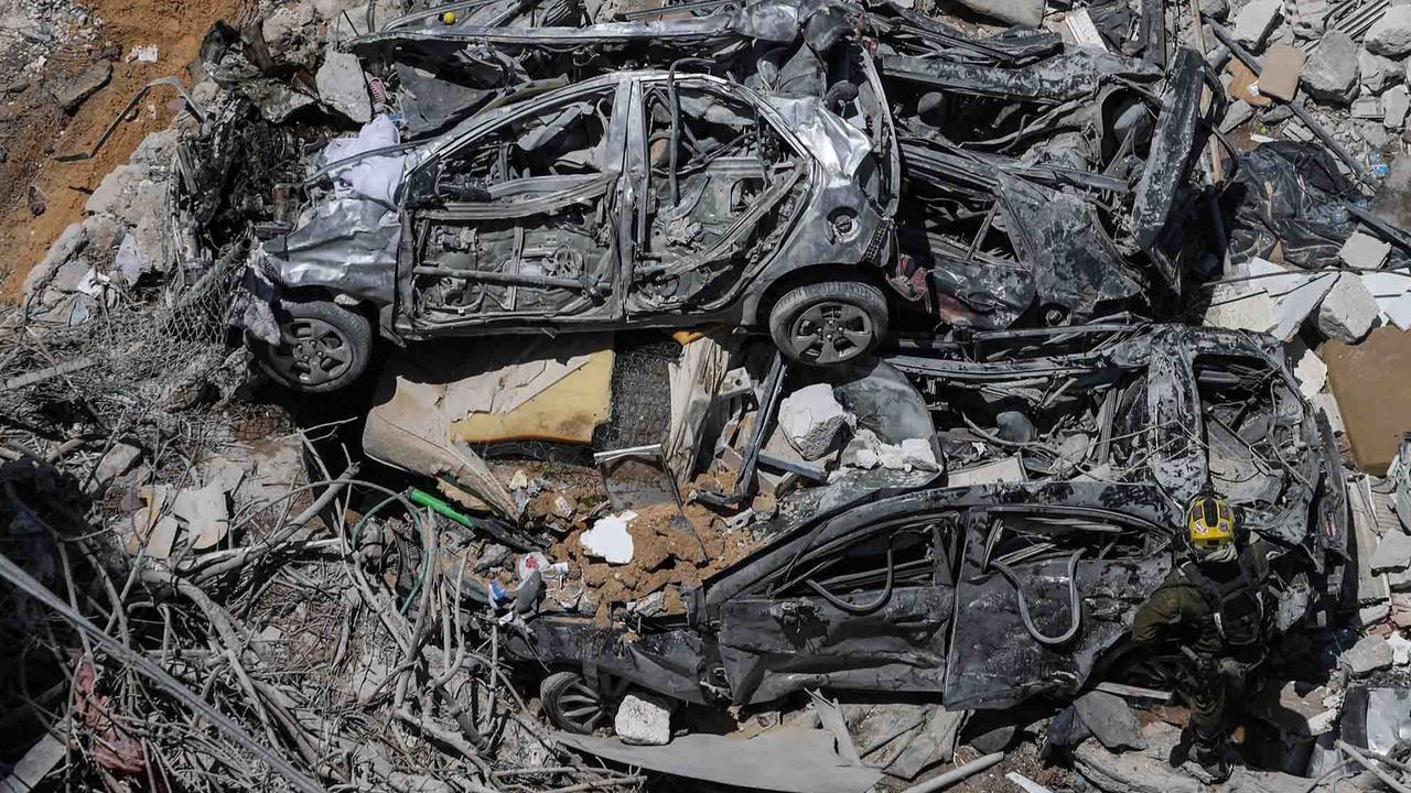 FOTO: Pemandangan Mengenaskan, Rudal Balistik Iran Hancurkan Bangunan di Kota Bat Yam Israel