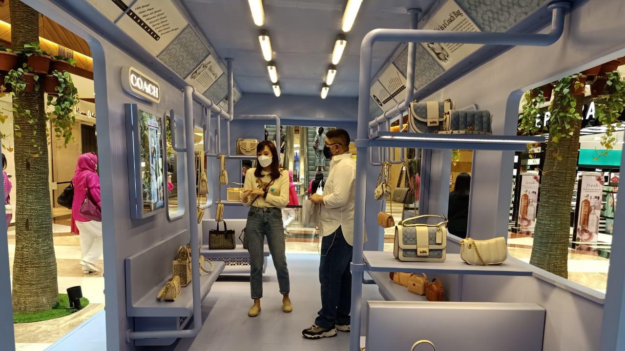 Gerbong Subway ala New York Bawa Koleksi Coach Terbaru Berbahan Denim