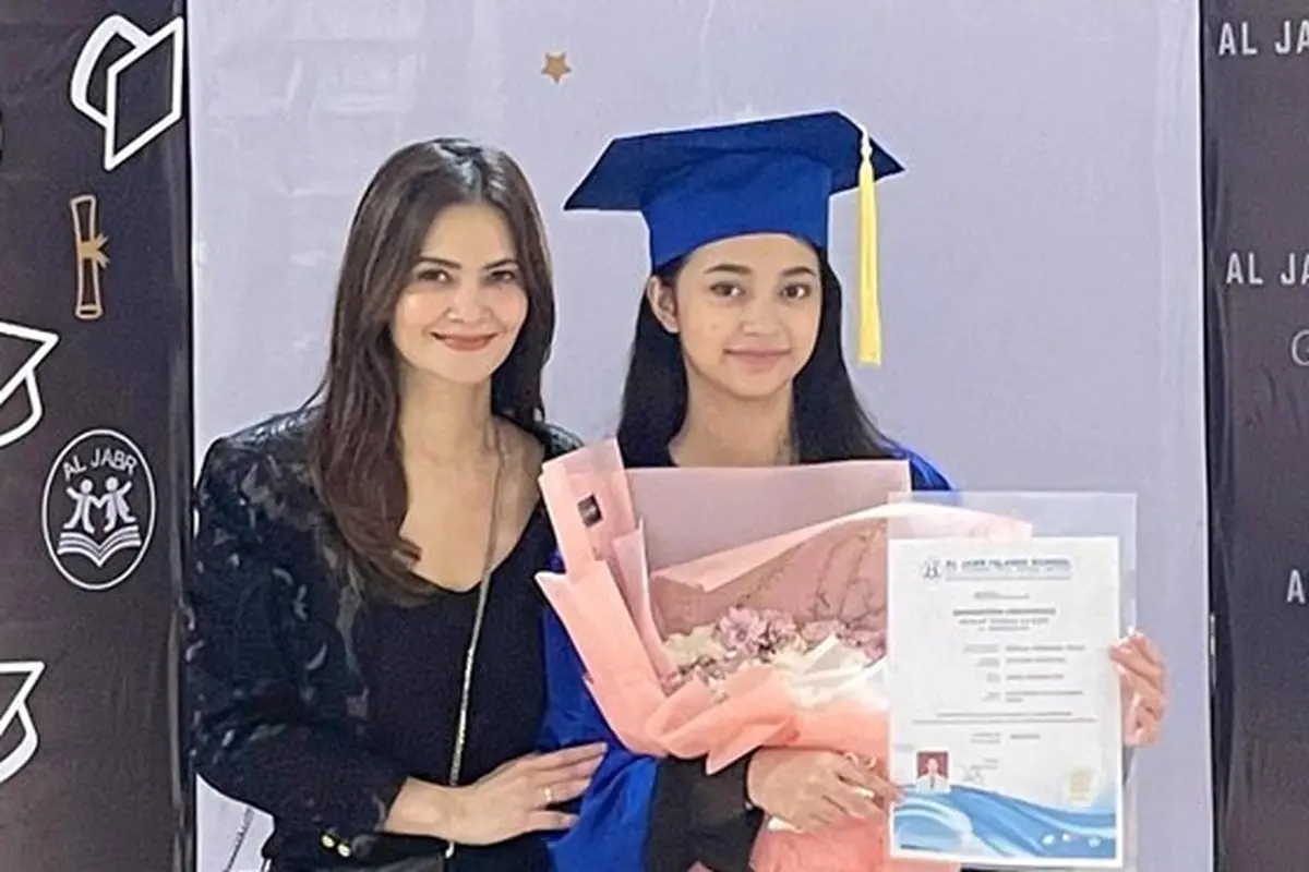 5 Momen Cut Tary Dampingi Anak saat Wisuda, Bangga Banget