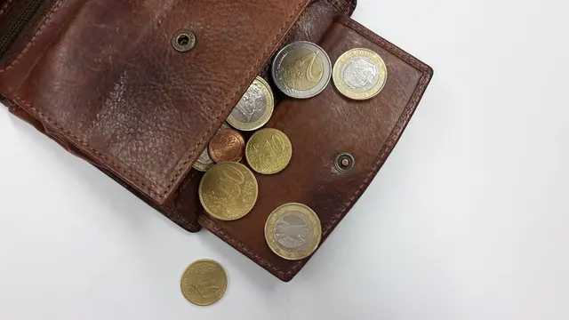 uang dalam dompet