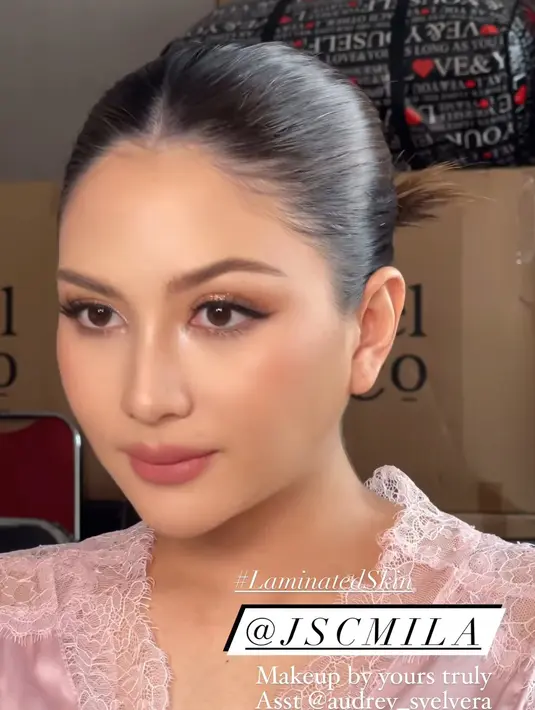 Dari sisi complexion, Jessica Mila tampil glowing flawless yang menekankan soft highlight di tulang pipi. Sementara blush pink dipulas tipis untuk efek merona yang natural [@itsfrankywu]