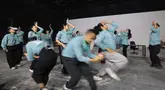 Para pemain Home Sweet Loan The Musical menjalani latihan di Jakarta, Senin (14/9/2026). Latihan dilakukan sebagai persiapan menjelang pementasan yang dijadwalkan berlangsung pada 30 September hingga 18 Oktober 2026. (KLY/Budy Santoso)