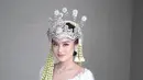 Kebaya Salsha terinspirasi dari motif batik sunda Merak Ngibing. Merak menunjukkan keanggunan dan kemewahan.   [@morden.co].