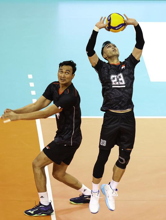 Pemain Timnas bola voli putra Indonesia, Nizar Zulfikar (kanan) berusaha melepaskan umpan di belakang Hendra Kurniawan saat menghadapi Kazakhstan pada laga babak 12 Besar kejuaraan bola voli AVC Challenge Cup 2023 for Men di Taipei Gymnasium, Chinese Taipei, Rabu (12/7/2023). Indonesia menang 3-0 (30-28, 25-21, 25-15) atas Kazakhstan dan lolos ke babak 6 besar. (avcvolley)