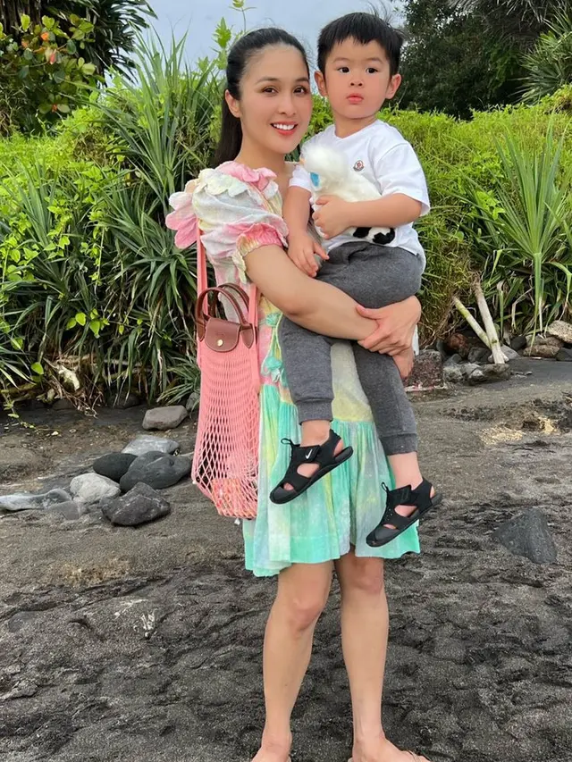 Tampil Harmonis, INi 7 Potret Sandra Dewi Liburan Bareng Suami dan Anak Ke Bali