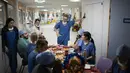 Para dokter dan perawat makan malam Natal bersama di unit perawatan intensif COVID-19 di rumah sakit la Timone di Marseille, Prancis selatan, Jumat (24/12/2021). (AP Photo/Daniel Cole)