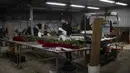 Pekerja pertanian membersihkan mawar yang dipilih untuk Festival Sant Jordi di Santa Susanna, dekat Barcelona,Spanyol, Selasa (20/4/2021). Saat Festival Sant Jordi, pria akan memberi mawar kepada wanita dan wanita akan memberi buku kepada pria. (Josep LAGO/AFP)