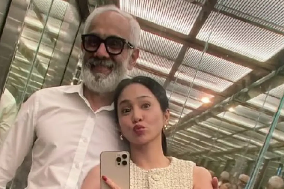 Momen Romantis Sukhdev Singh dengan Bunga Zainal (credit: instagram/sukhdev21apr)