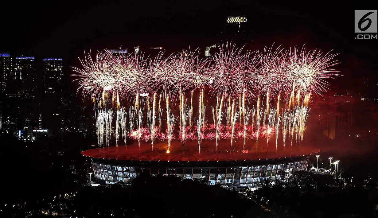 Pesta kembang api menyemarakkan upacara pembukaan Asian Games 2018 di Stadion Utama Gelora Bung Karno (SUGBK), Senayan, Jakarta, Sabtu (18/8). (Liputan6.com/JohanTallo)