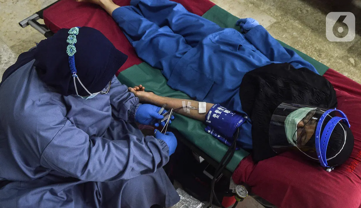 Pegawai mengikuti donor darah di Kompleks Parlemen, Senayan, Jakarta, Rabu (11/11/2020). Donor darah dipastikan dilakukan dengan protokol kesehatan (prokes) yang ketat. (Liputan6.com/Johan Tallo)