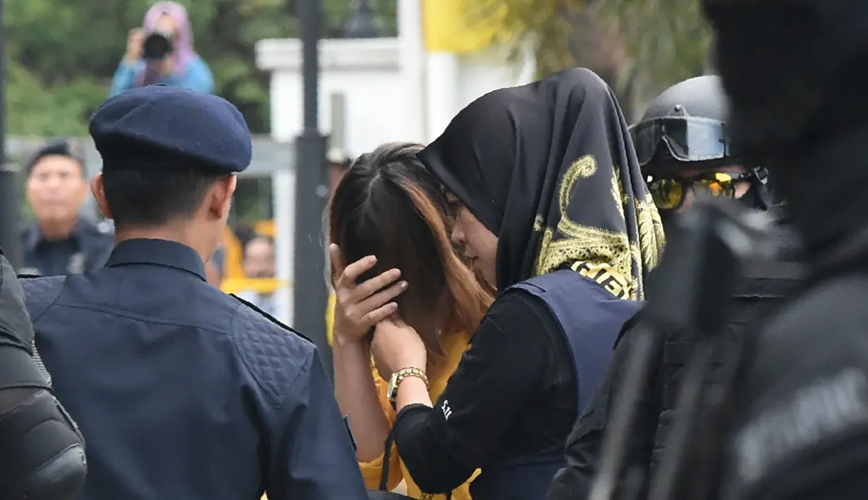 Doan Thi Huong (28), WN Vietnam tersangka pembunuhan Kim Jong-nam, menutupi wajah setibanya di Pengadilan Sepang, Malaysia, Rabu (1/3). Doan Thi Huong bersama Siti Aisyah asal Indonesia tiba di pengadilan untuk mendengarkan dakwaan. (Mohd RASFAN/AFP)