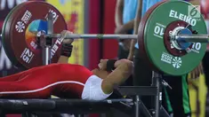 Atlet Para Powerlifting Indonesia, Ni Nengah Widiasih menutup wajah usai gagal melakukan angkatan pada Asian Para Games 2018 di Jakarta, Minggu (7/10). Ni Nengah Widiasih berhasil melakukan total angkatan seberat 97 kg. (Liputan6.com/Helmi Fithriansyah)