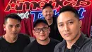 Beberapa waktu lalu, Demian Aditya baru saja unjuk kebolehannya bermain sulap di acara pencarian bakat berkelas dunia America's Got Talent. Suami Sara Wijayanto itu mengaku mendapat undangan langsung dari produser acara itu. (Instagram/_demianaditya_)