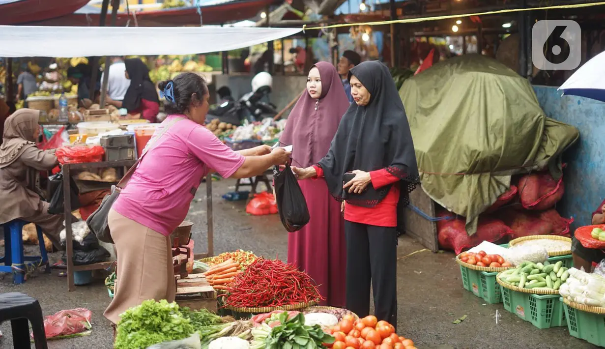 Aktivitas jual beli menggunakan kantong plastik di pasar tradisional di Jakarta, Kamis (9/1/2020). Berdasarkan Pergub Nomor 142 Tahun 2019, para pengelola usaha bisa dikenakan denda mencapai Rp 25 juta apabila melanggar aturan tentang penggunaan kantong plastik. (Liputan6.com/Immanuel Antonius)